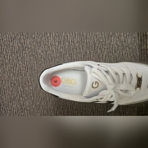 GBG casual walking shoes